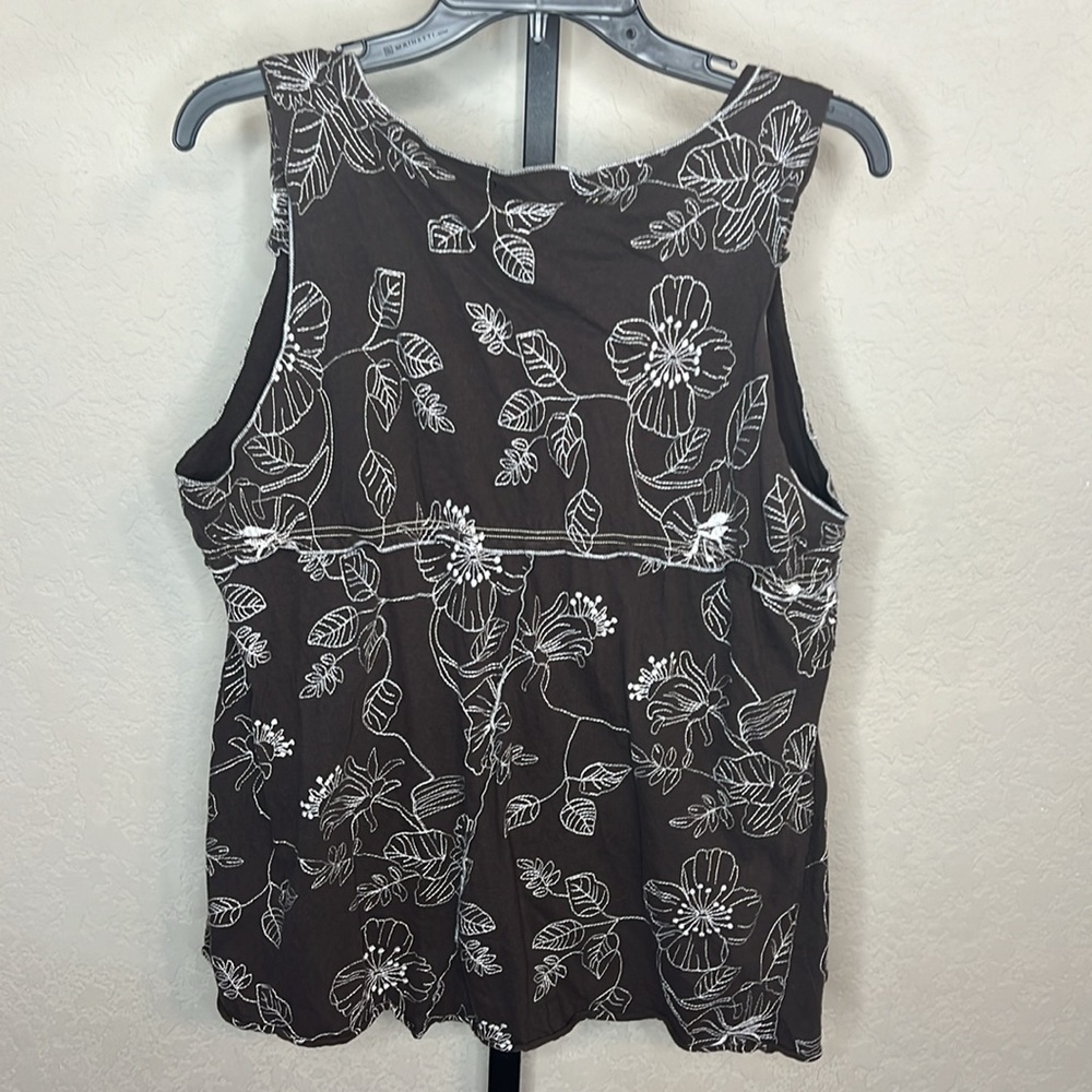 313 - BCBG MaxAzria NWOT Brown/White Sleeveless Top, Size XL - Picture 3 of 5